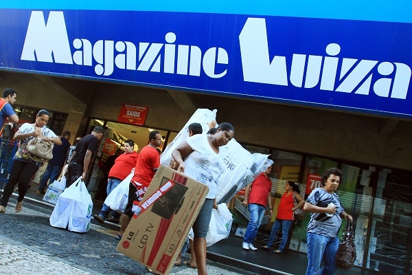 Clientes carregam mercadorias compradas na manhã desta sexta-feira no Magazine Luiza
